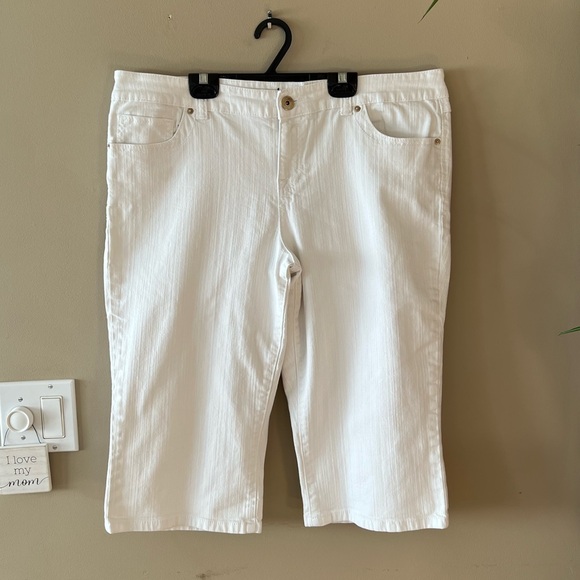 Inc. International Concepts Curvy Fit White Denim Capris - Picture 11 of 13